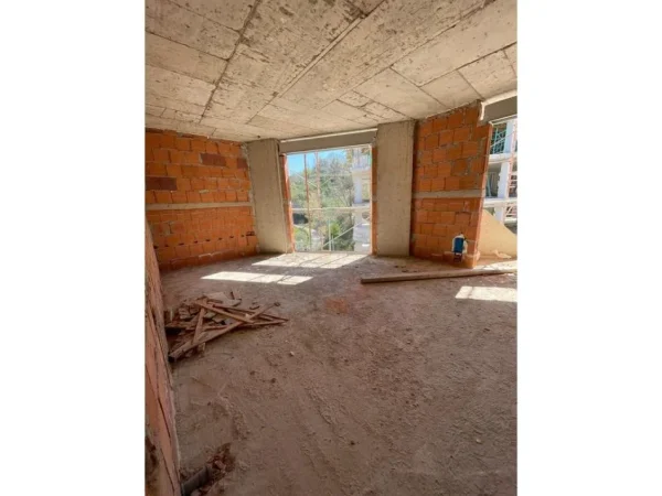 Tirane, shes apartament 2+1+Ballkon Kati 4, 130 m² 226.111 € (Liqeni i thate)