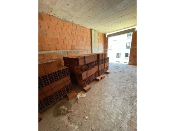 Tirane, shes apartament 2+1+Ballkon Kati 4, 130 m² 226.111 € (Liqeni i thate)