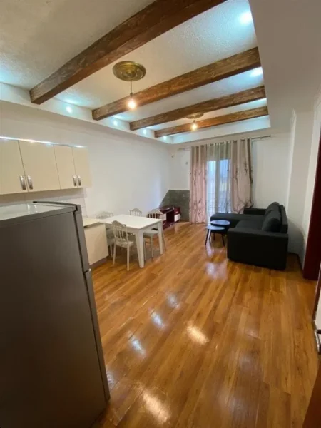 Tirane, jepet me qera apartament 1+1+Ballkon Kati 8, 60 m² 450 € (astir)