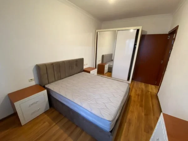 Tirane, jepet me qera apartament 1+1+Ballkon Kati 8, 60 m² 450 € (astir)