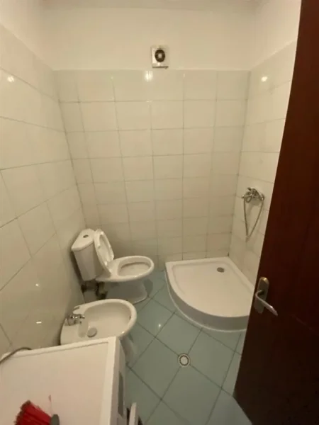 Tirane, jepet me qera apartament 1+1+Ballkon Kati 8, 60 m² 450 € (astir)