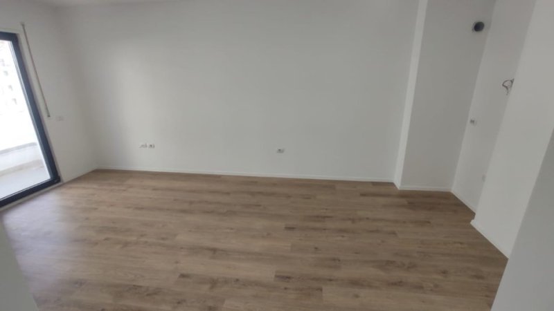 Tirane, jepet me qera zyre Kati 2, 155 m² 900 € (porcelan)