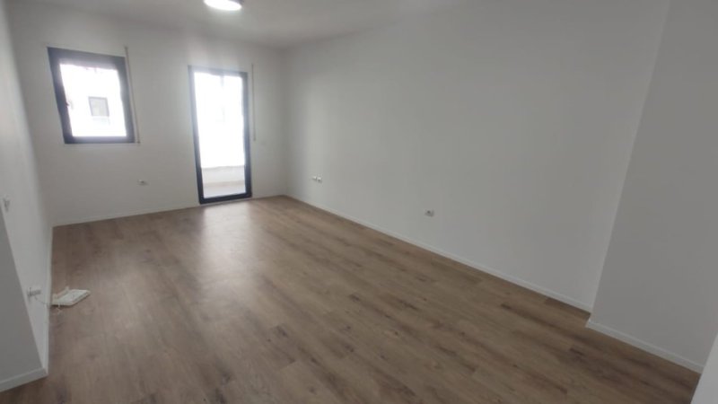 Tirane, jepet me qera zyre Kati 2, 155 m² 900 € (porcelan)