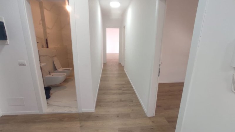 Tirane, jepet me qera zyre Kati 2, 155 m² 900 € (porcelan)