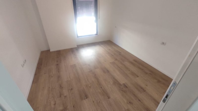 Tirane, jepet me qera zyre Kati 2, 155 m² 900 € (porcelan)