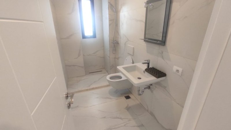 Tirane, jepet me qera zyre Kati 2, 155 m² 900 € (porcelan)