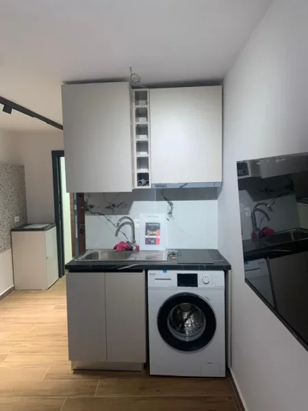 Tirane, shitet garsonier 1+1 Kati 4, 100 m² 333.000 € (Bllok)