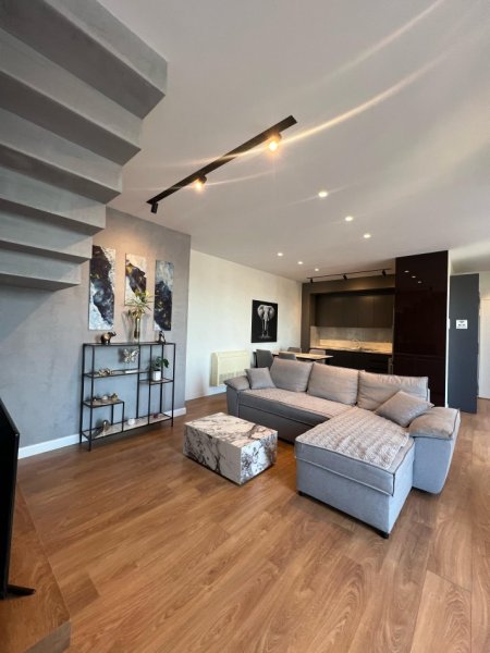 Tirane, jepet me qera apartament duplex 2+1 Kati 7, 125 m² (Qender)