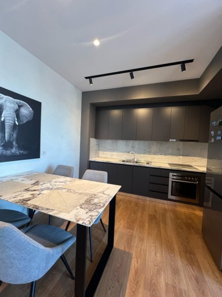 Tirane, jepet me qera apartament duplex 2+1 Kati 7, 125 m² (Qender)