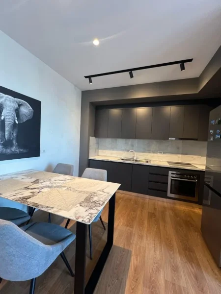 Tirane, jepet me qera apartament duplex 2+1 Kati 7, 125 m² (Qender)