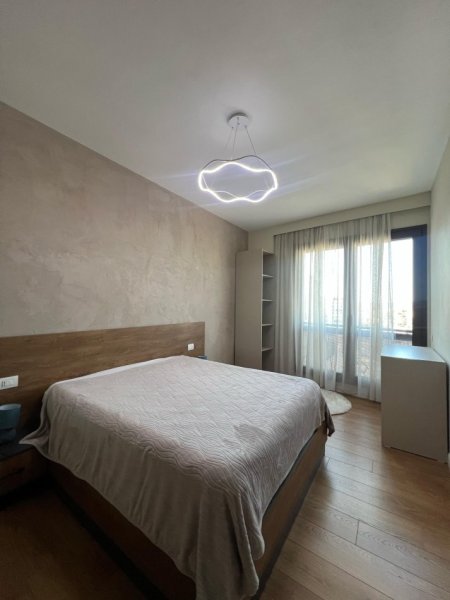 Tirane, jepet me qera apartament duplex 2+1 Kati 7, 125 m² (Qender)