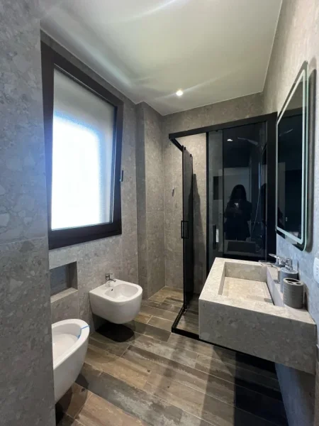 Tirane, jepet me qera apartament duplex 2+1 Kati 7, 125 m² (Qender)