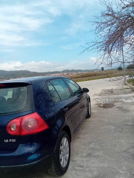 Elbasan, shes makine GOLF 5 Benzin, e zeze manuale 2.500 €