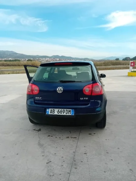 Elbasan, shes makine GOLF 5 Benzin, e zeze manuale 2.500 €