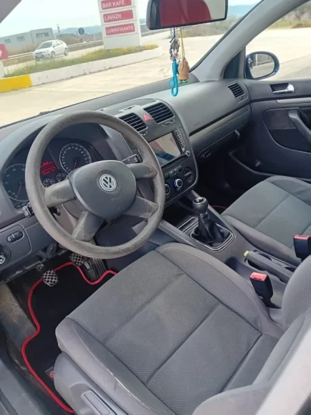 Elbasan, shes makine GOLF 5 Benzin, e zeze manuale 2.500 €