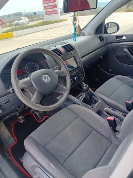 Elbasan, shes makine GOLF 5 Benzin, e zeze manuale 2.500 €