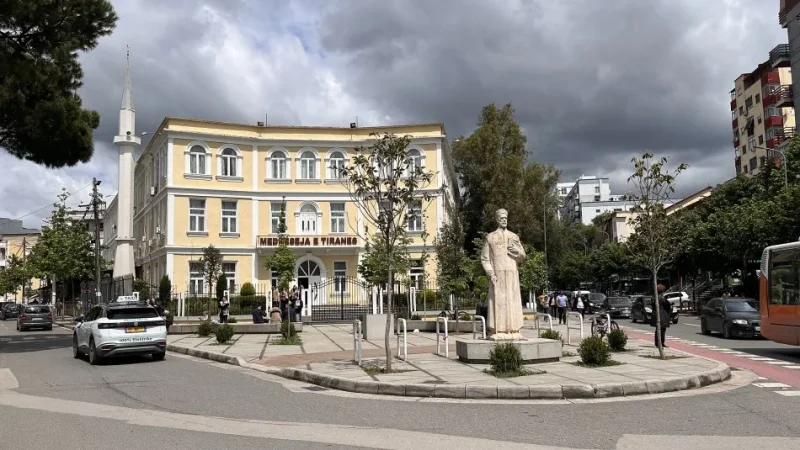Tirane, jepet me qera apartament 2+1 Kati 5, 100 m² 500 € (Medreseja)