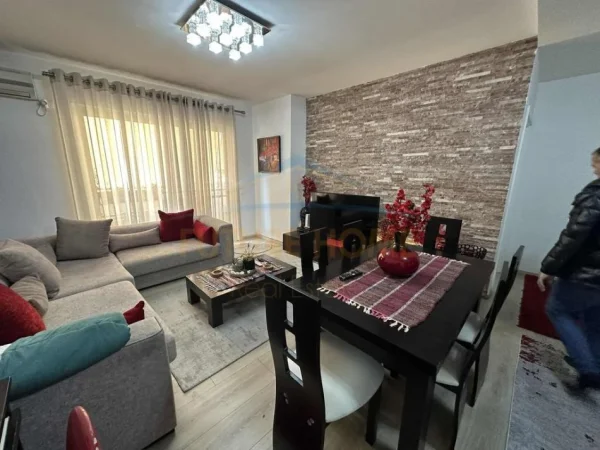 Tirane, jepet me qera apartament 2+1 Kati 3, 95 m² 550 € 