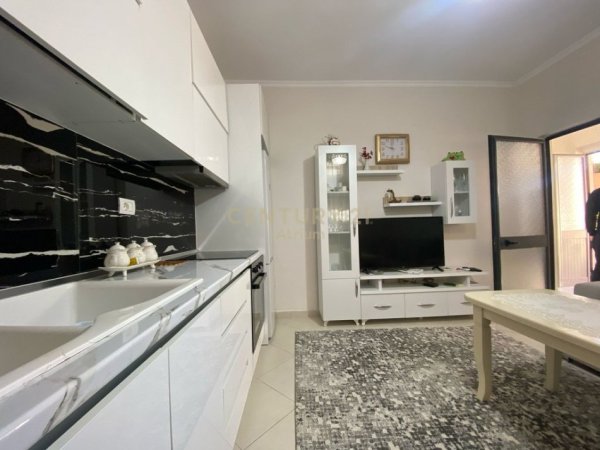 Tirane, jepet me qera shtepi 1+1 Kati 1, 350 m² 350 € (Ali Dem)