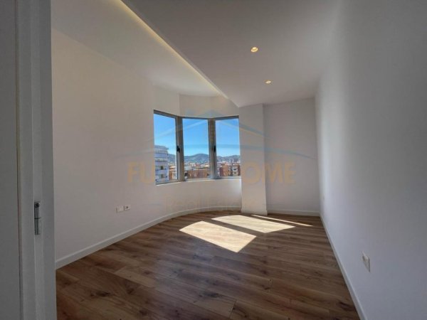 Tirane, shitet apartament 2+1+Ballkon Kati 10, 101 m² 237.000 € (RRUGA E KAVAJES)