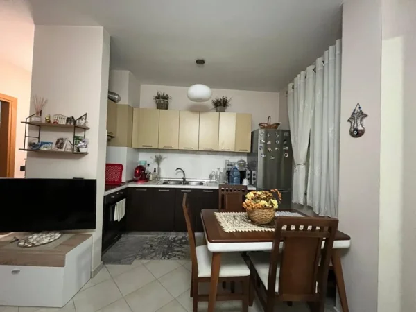 Tirane, jepet me qera apartament 1+1 Kati 8, 60 m² 450 € (ASTIR)