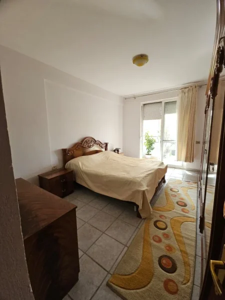 Tirane, jepet me qera apartament 3+1 Kati 8, 144 m² 700 € (Rruga e Kavajes)