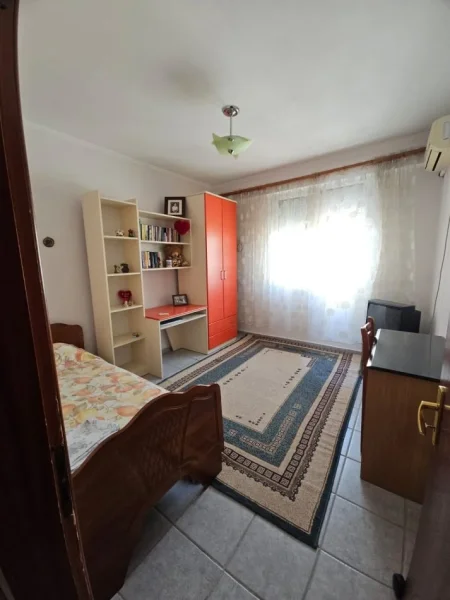 Tirane, jepet me qera apartament 3+1 Kati 8, 144 m² 700 € (Rruga e Kavajes)