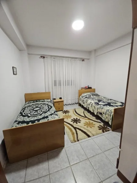 Tirane, jepet me qera apartament 3+1 Kati 8, 144 m² 700 € (Rruga e Kavajes)