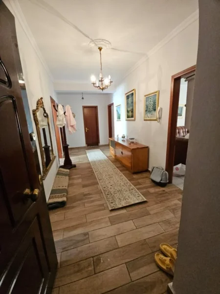 Tirane, jepet me qera apartament 3+1 Kati 8, 144 m² 700 € (Rruga e Kavajes)