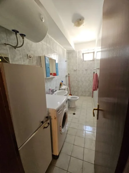 Tirane, jepet me qera apartament 3+1 Kati 8, 144 m² 700 € (Rruga e Kavajes)