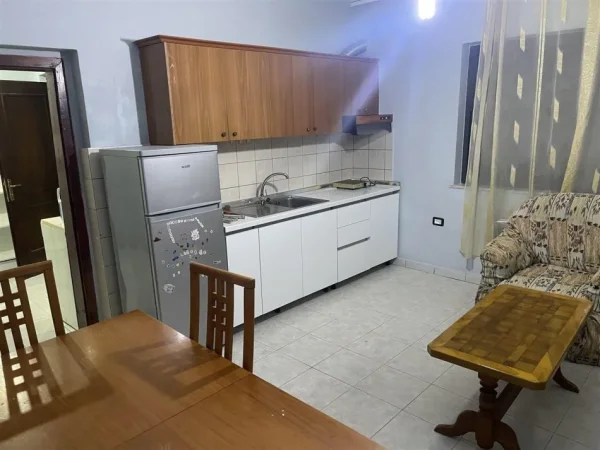 Tirane, jepet me qera apartament 1+1 Kati 1, 50 m² 320 € (STACIONI I TRENIT)