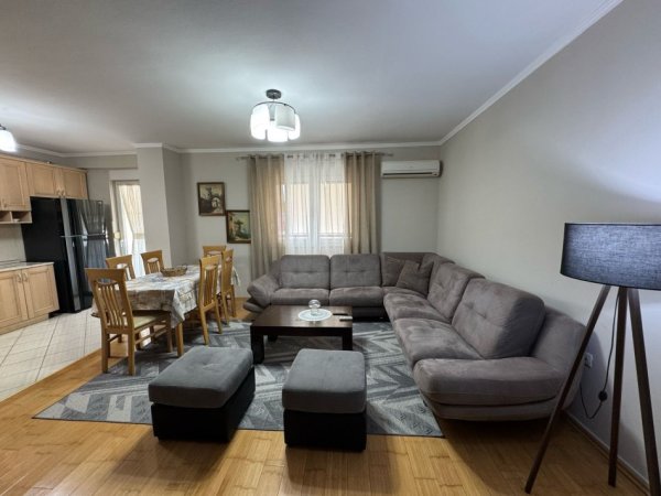 Tirane, jepet me qera apartament 2+1+Ballkon Kati 5, 120 m² 1.000 € (Blloku)