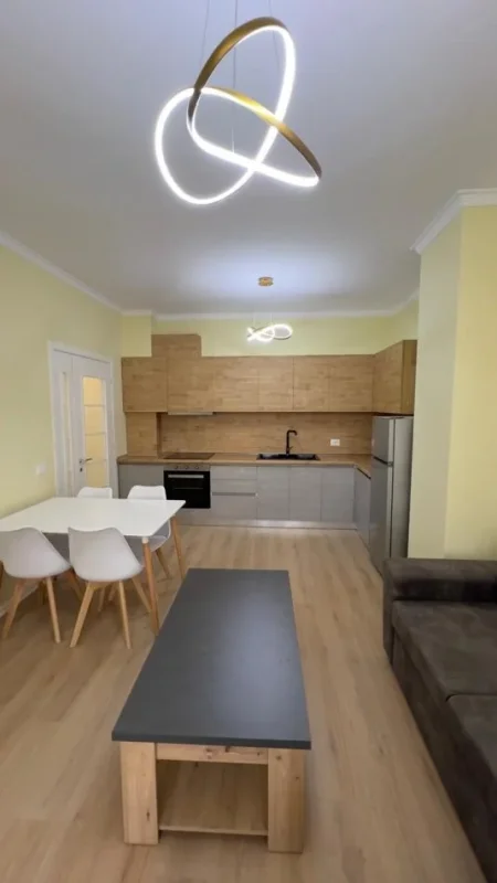 Tirane, jepet me qera apartament 2+1 , 100 m² 550 € (Yzberisht)