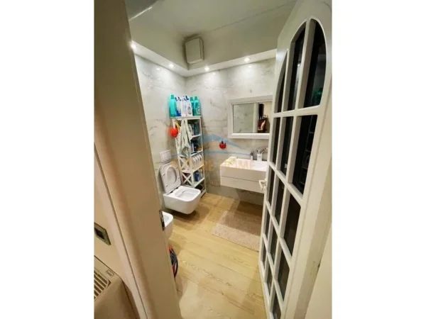 Durres, shitet apartament 3+1+Ballkon Kati 1, 200 m² 300.000 € (Bulevardi Kryesor, Durres)