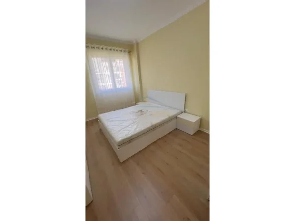 Tirane, jepet me qera apartament 2+1 Kati 4, 100 m² 550 € (Yzberisht)