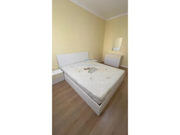 Tirane, jepet me qera apartament 2+1 Kati 4, 100 m² 550 € (Yzberisht)