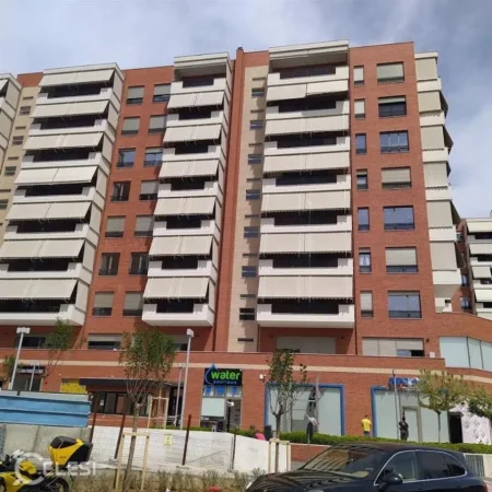 Tirane, jepet me qera zyre Kati 7, 300 m² 5.500 € (Kompleksi Delijorgji)