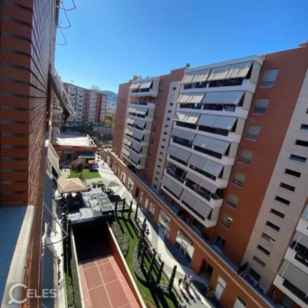 Tirane, jepet me qera zyre Kati 7, 300 m² 5.500 € (Kompleksi Delijorgji)