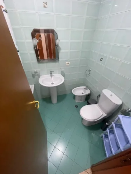 Tirane, jepet me qera apartament 3+1 , 125 m² 850 € (21 Dhjetori)