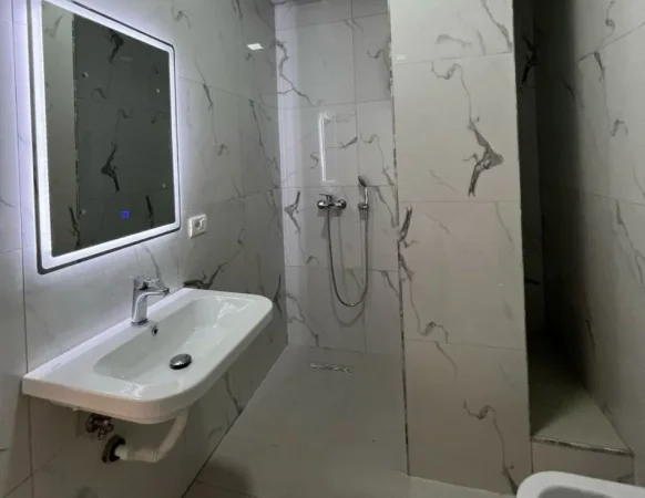 Tirane, jepet me qera apartament 1+1 Kati 4, 72 m² 500 € (porcelani)