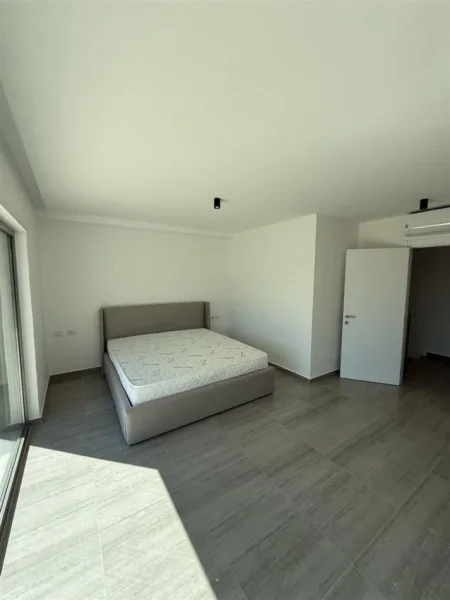 Tirane, jepet me qera Vile 3+1+Ballkon Kati 3, 220 m² 2.000 € (OLIVE GROVE)