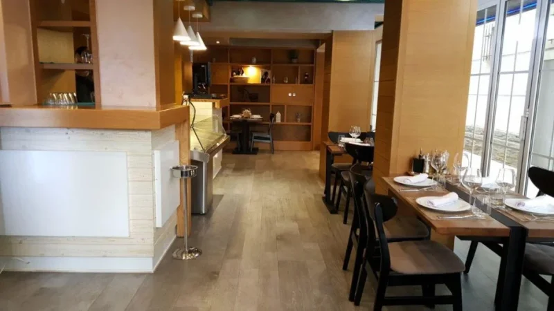 Tirane, jepet me qera bar-resorant , 160 m² 2.000 € (Rr Durrsit)