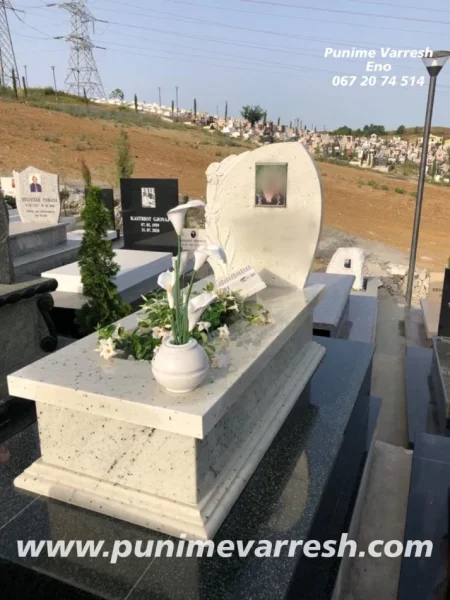 Tirane, ofroj Punime varresh granit me lule te gdhendur