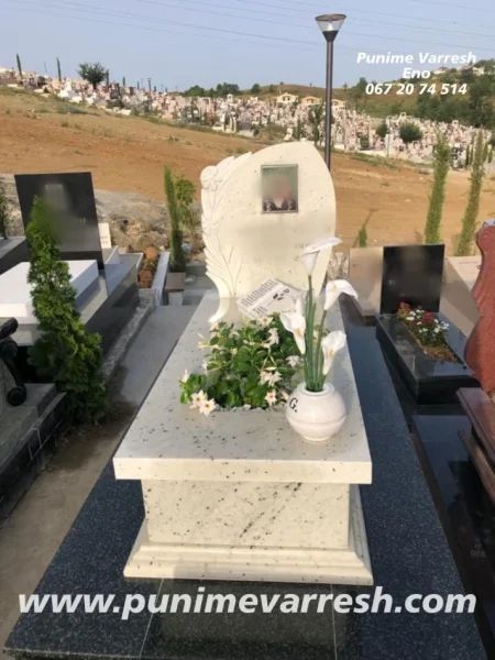 Tirane, ofroj Punime varresh granit me lule te gdhendur