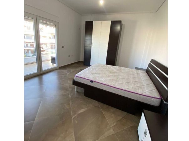 Tirane, jepet me qera apartament 2+1+Ballkon Kati 4, 110 m² 380 € (rruga e dajtit)