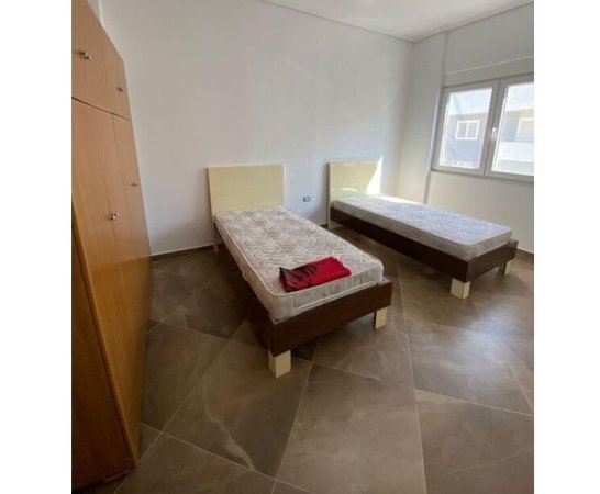 Tirane, jepet me qera apartament 2+1+Ballkon Kati 4, 110 m² 380 € (rruga e dajtit)
