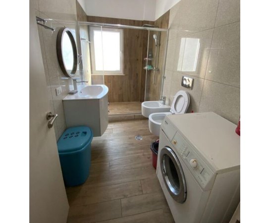 Tirane, jepet me qera apartament 2+1+Ballkon Kati 4, 110 m² 380 € (rruga e dajtit)