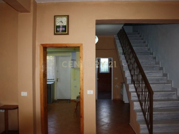 Tirane, jepet me qera apartament 3 Katshe Kati 3, 665 m² 1.800 € (Vilat gjermane)