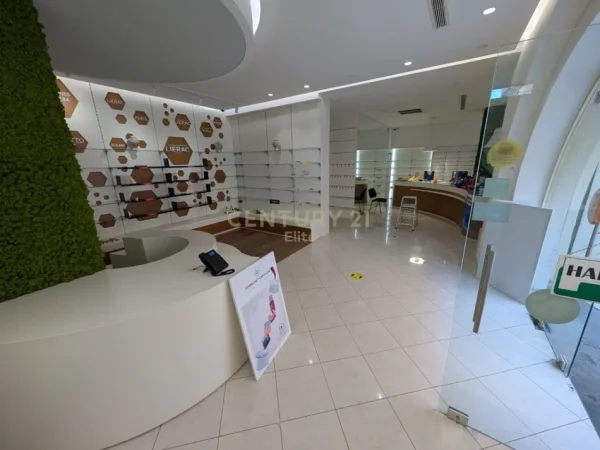 Tirane, shitet dyqan Kati 0, 110 m² 460.000 € (Komuna Parisit)