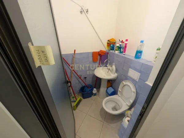 Tirane, shitet dyqan Kati 0, 110 m² 460.000 € (Komuna Parisit)